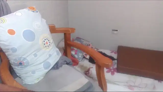 Snapshot of rose-crystal chatting on April 2026 06:27:01 PM rose-crystal online show from April 2026 06:27:01 PM