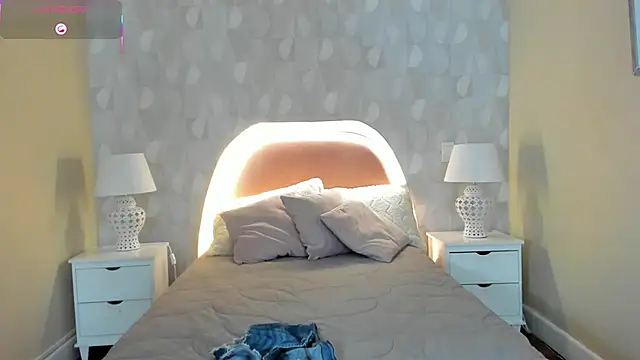 isabella milf  online show from October 2025 07:15:02 PM