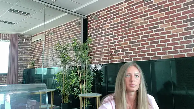 Snapshot of MayaHellen chatting on May 2026 05:45:01 AM MayaHellen online show from May 2026 05:45:01 AM