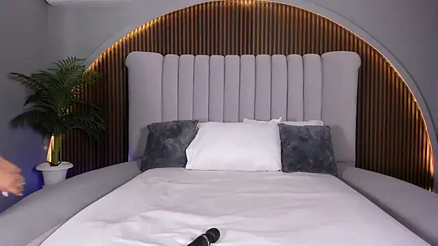 Snapshot of KatlynRous chatting on November 2025 05:27:01 PM KatlynRous online show from November 2025 05:27:01 PM