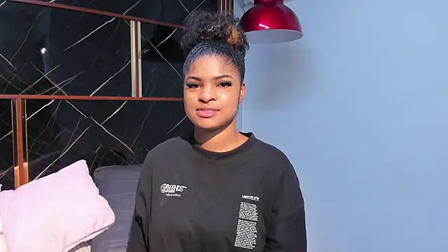 HannyThompson online show from November 2025 12:31:02 PM