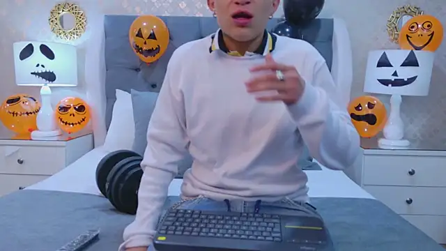 ZoeKrug online show from October 2025 11:55:02 AM