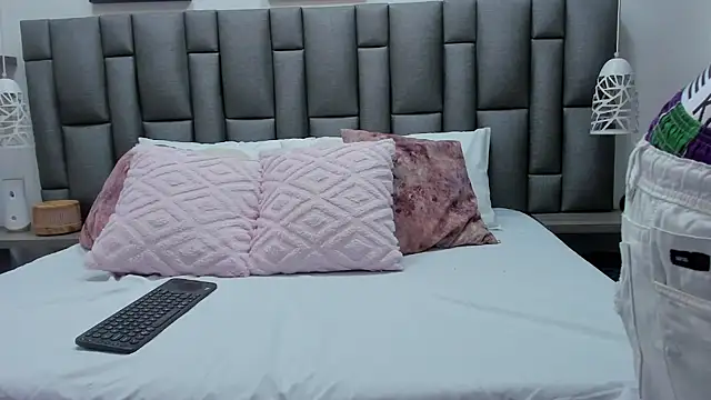 ZoeKrug online show from February 2026 12:14:01 PM