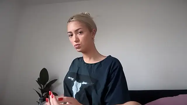 Snapshot of Kitty_Swetty chatting on October 2025 11:43:01 AM Kitty Swetty online show from October 2025 11:43:01 AM