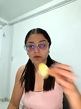 Coralinne   online show from April 2026 01:00:01 AM