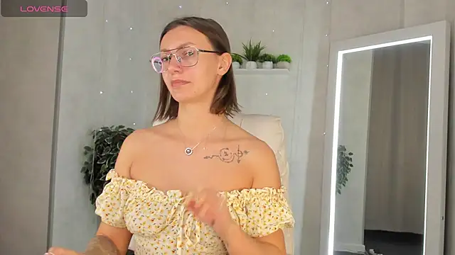 Snapshot of Elina_Gravess chatting on September 2025 11:59:01 PM Elina Gravess online show from September 2025 11:59:01 PM
