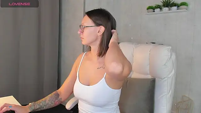 Snapshot of Elina_Gravess chatting on October 2025 01:03:01 AM Elina Gravess online show from October 2025 01:03:01 AM