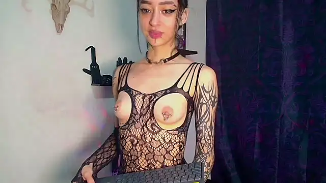 Snapshot of DakariaHills_ chatting on April 2026 06:35:02 AM DakariaHills online show from April 2026 06:35:02 AM