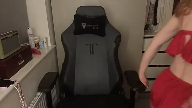 Snapshot of Lilly-Luscious chatting on December 2025 06:56:02 PM Lilly-Luscious online show from December 2025 06:56:02 PM