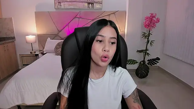 Snapshot of miranda_crawfor chatting on September 2025 12:43:02 PM miranda crawfor online show from September 2025 12:43:02 PM