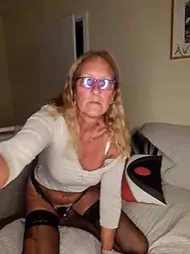 HotWifeLyn68 online show from September 2025 07:51:02 PM