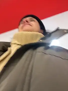 Snapshot of MiraReach chatting on November 2025 03:23:02 AM MiraReach online show from November 2025 03:23:02 AM