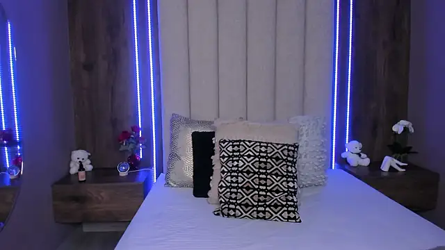 Snapshot of LucySalvatore_ chatting on March 2026 04:02:01 PM LucySalvatore online show from March 2026 04:02:01 PM