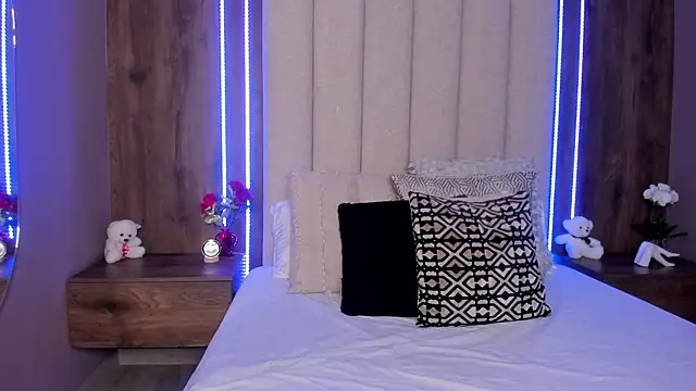 Snapshot of LucySalvatore_ chatting on March 2026 01:05:01 PM LucySalvatore online show from March 2026 01:05:01 PM