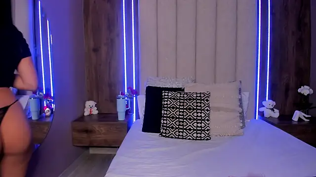 Snapshot of LucySalvatore_ chatting on March 2026 11:08:01 PM LucySalvatore online show from March 2026 11:08:01 PM