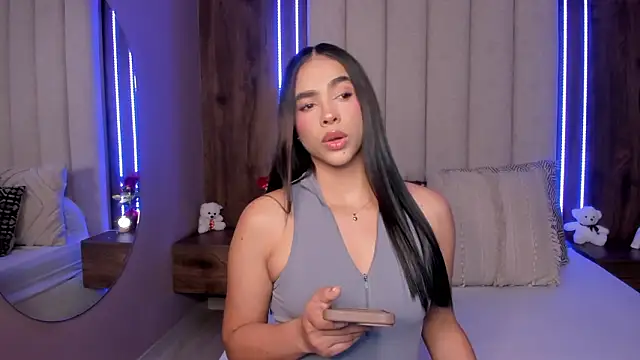 Snapshot of LucySalvatore_ chatting on March 2026 08:31:01 PM LucySalvatore online show from March 2026 08:31:01 PM