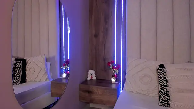 Snapshot of LucySalvatore_ chatting on April 2026 12:30:01 AM LucySalvatore online show from April 2026 12:30:01 AM