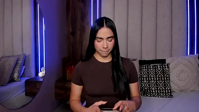 Snapshot of LucySalvatore_ chatting on April 2026 02:25:02 AM LucySalvatore online show from April 2026 02:25:02 AM