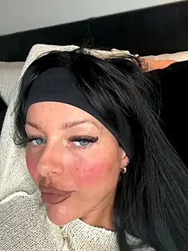 Snapshot of juicylucie chatting on October 2025 10:55:02 PM juicylucie online show from October 2025 10:55:02 PM