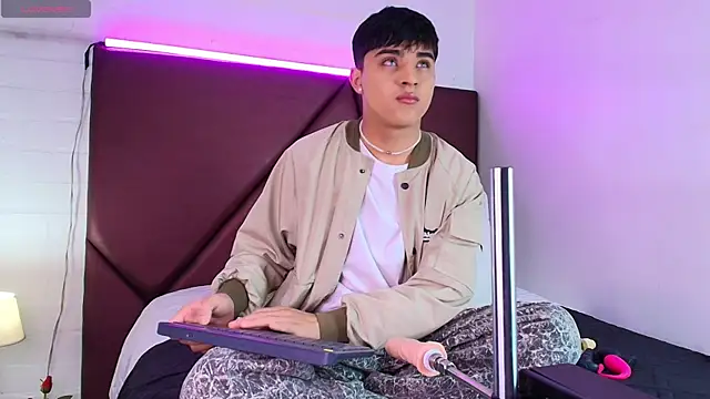 Snapshot of Lucass_love chatting on September 2025 01:44:02 PM Lucass love online show from September 2025 01:44:02 PM