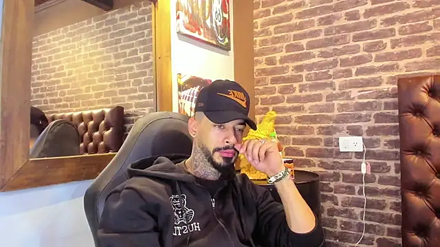 VinzenzRizzo online show from November 2025 04:34:01 AM