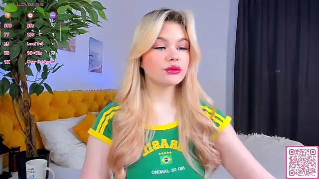 Snapshot of ShyEmma_ chatting on March 2026 01:10:02 AM ShyEmma online show from March 2026 01:10:02 AM