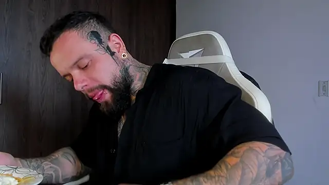 Snapshot of natevillage chatting on October 2025 01:20:02 PM natevillage online show from October 2025 01:20:02 PM