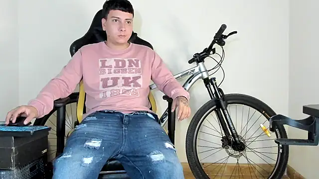 Snapshot of HELLSTAR chatting on October 2025 05:30:01 AM HELLSTAR online show from October 2025 05:30:01 AM