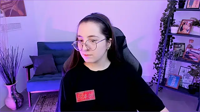 Snapshot of VirtuallVoyant chatting on September 2025 05:01:02 AM VirtuallVoyant online show from September 2025 05:01:02 AM