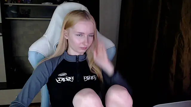 Cutti Crystal online show from March 2026 11:55:01 PM