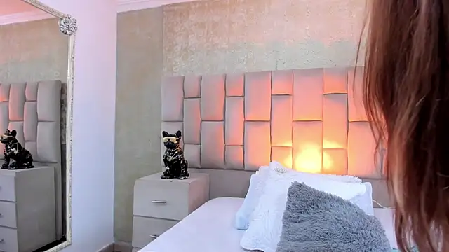 cloesummerr  online show from November 2025 01:54:02 PM