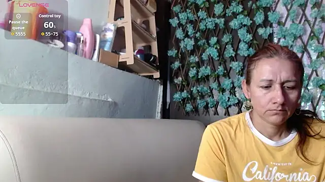 Snapshot of darling_hott chatting on April 2026 11:29:01 AM darling hott online show from April 2026 11:29:01 AM