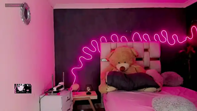 Snapshot of Abbygilx chatting on February 2026 06:28:01 PM Abbygilx online show from February 2026 06:28:01 PM