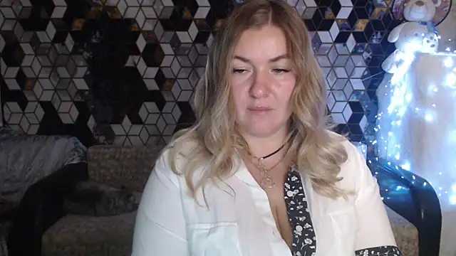 NikaSkylink online show from November 2025 08:18:02 PM