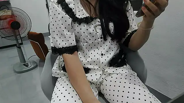 Snapshot of Emachiii chatting on May 2026 12:32:01 PM Emachiii online show from May 2026 12:32:01 PM
