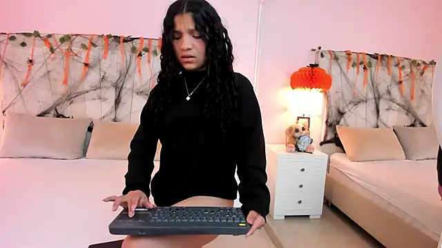 Snapshot of LittleeStar chatting on October 2025 03:37:02 AM LittleeStar online show from October 2025 03:37:02 AM