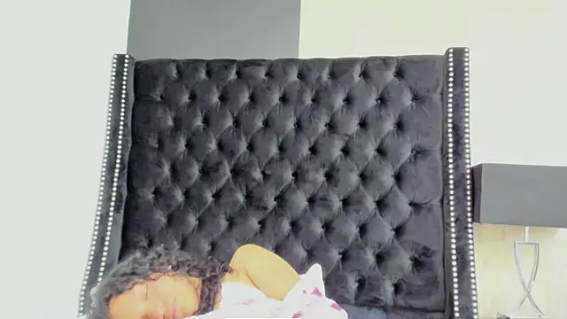 Snapshot of LittleeStar chatting on October 2025 08:01:01 AM LittleeStar online show from October 2025 08:01:01 AM