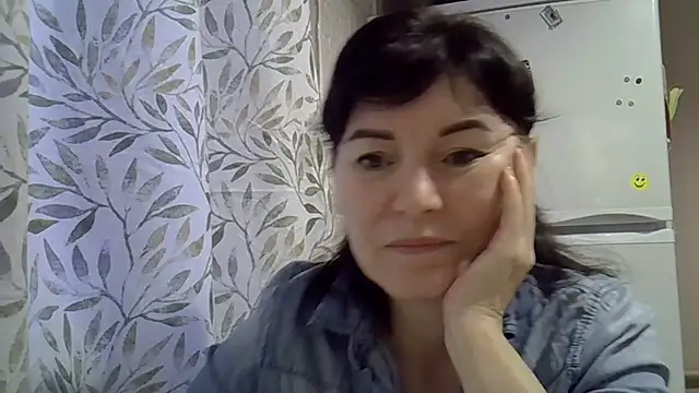 Krystal 82 online show from December 2025 12:44:02 PM