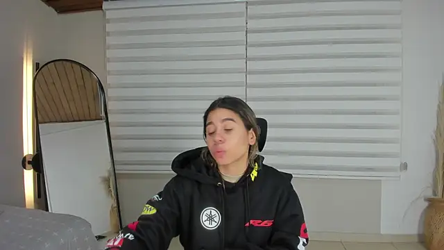 Snapshot of Rachell_criss chatting on November 2025 04:05:01 AM Rachell criss online show from November 2025 04:05:01 AM