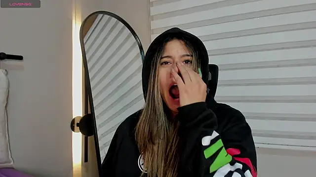 Snapshot of Rachell_criss chatting on December 2025 04:18:02 AM Rachell criss online show from December 2025 04:18:02 AM