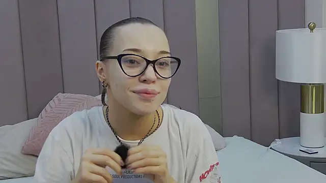 ZoeyNeal online show from April 2026 02:03:01 PM