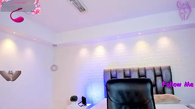 Snapshot of AidaJones chatting on April 2026 12:31:01 PM AidaJones online show from April 2026 12:31:01 PM