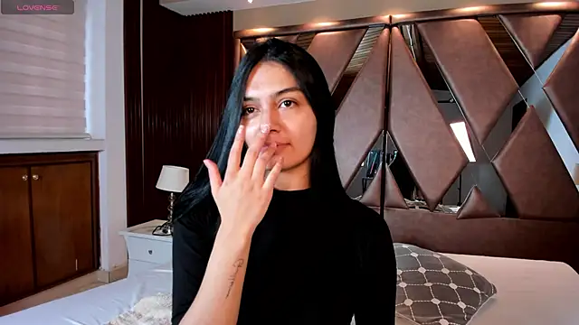 Snapshot of AidaJones chatting on April 2026 11:33:01 AM AidaJones online show from April 2026 11:33:01 AM