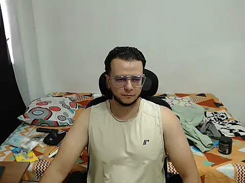 Snapshot of cloudsxxx chatting on April 2026 04:04:02 PM cloudsxxx online show from April 2026 04:04:02 PM