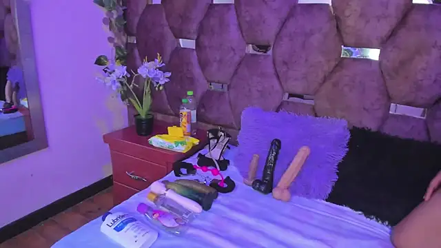 Thiana Taylor online show from November 2025 12:19:02 PM