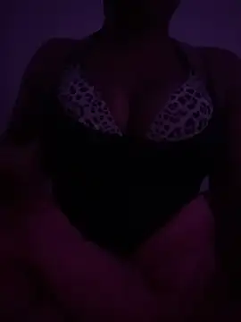 Snapshot of th33h0neyb33 chatting on December 2025 06:30:02 AM th33h0neyb33 online show from December 2025 06:30:02 AM