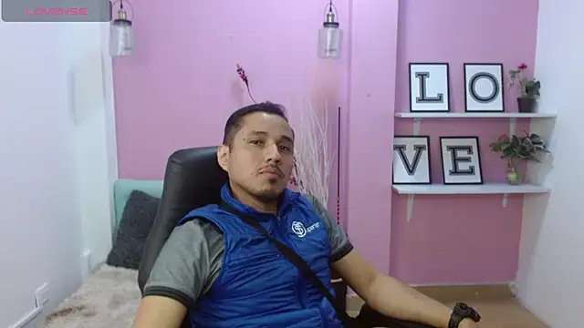 Snapshot of ColombiaStrip chatting on October 2025 03:19:02 PM ColombiaStrip online show from October 2025 03:19:02 PM