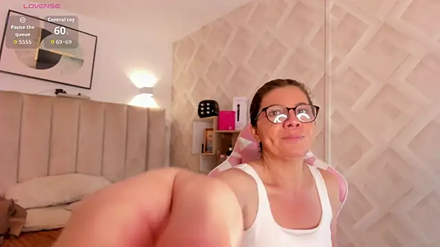 Clhoe Johnson online show from February 2026 12:34:02 PM