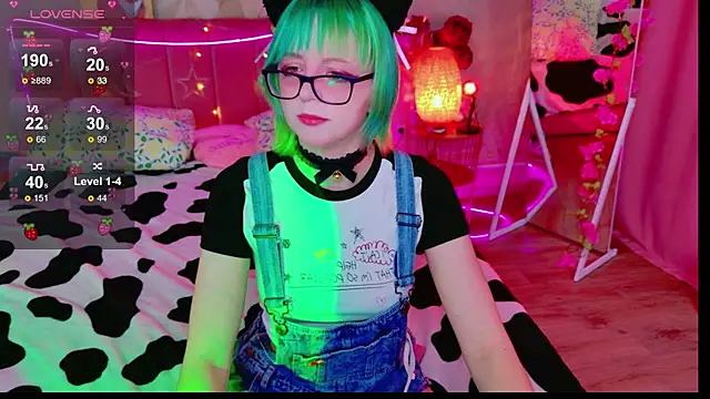 Snapshot of CoralineYoung chatting on April 2026 07:24:01 AM CoralineYoung online show from April 2026 07:24:01 AM