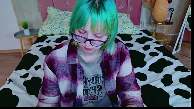 Snapshot of CoralineYoung chatting on April 2026 03:37:01 PM CoralineYoung online show from April 2026 03:37:01 PM